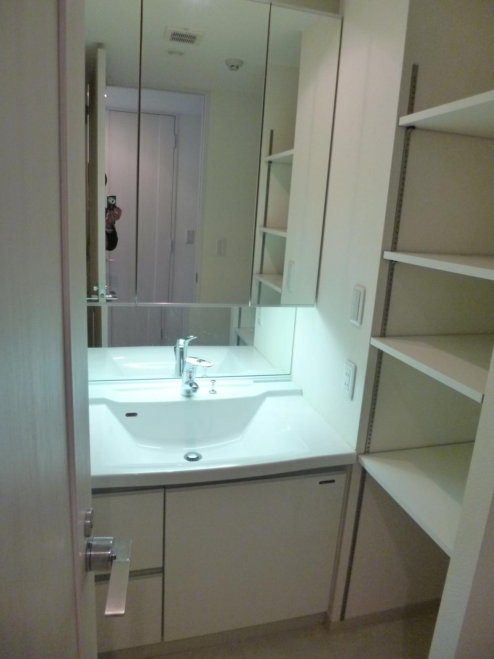 Wash basin, toilet. Indoor (10 May 2013) Shooting