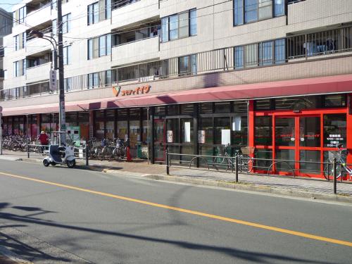 Supermarket. Commodities Iida Hikawadai store up to (super) 238m