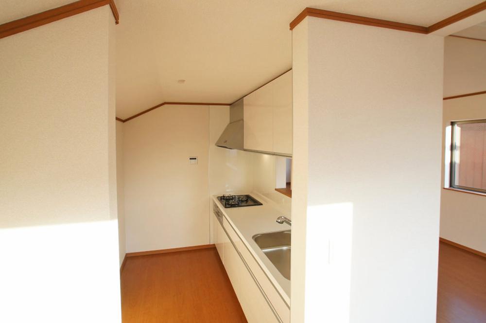 Kitchen. Full storage capacity of large pleasure to wife is proud of the kitchen.