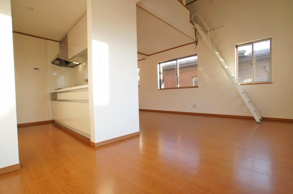 Living. Spacious living room of easy-to-use form. Casually loft nifty is the point.