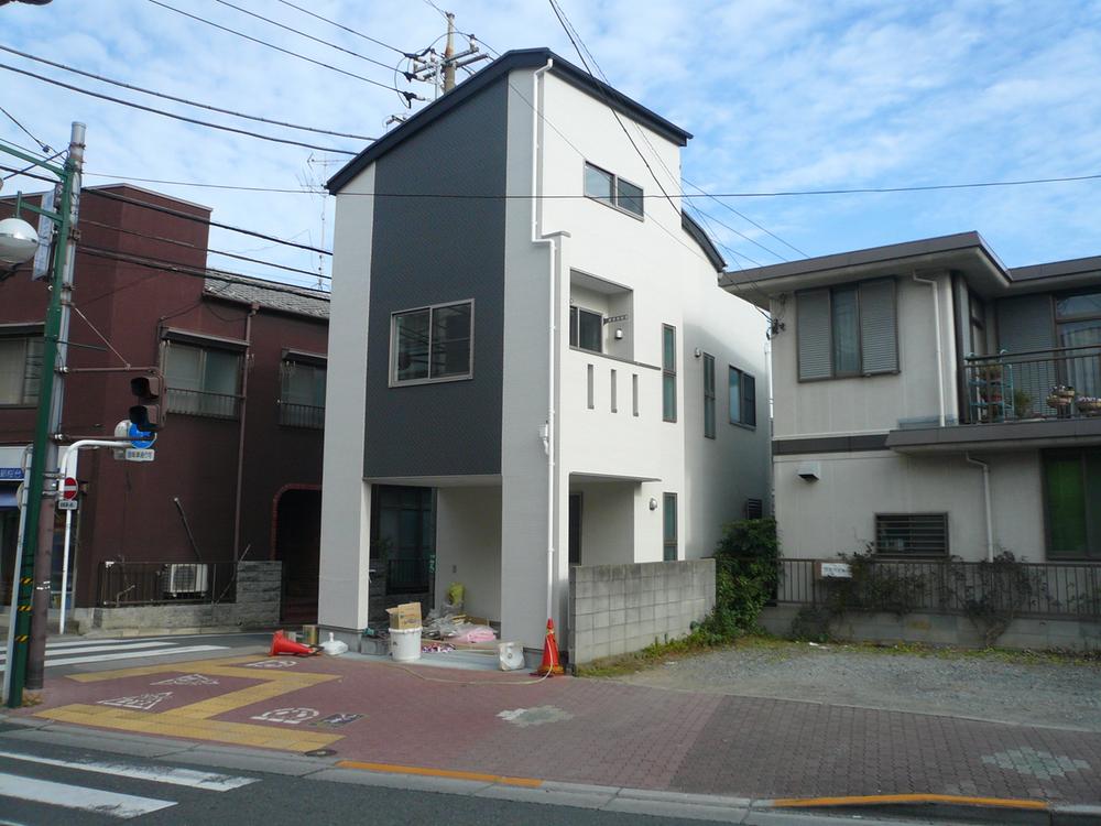 Local photos, including front road. Local (12 May 2013) Shooting