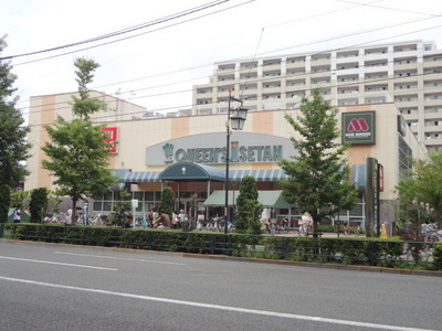 Shopping centre. 1700m until the Queen's Isetan (shopping center)