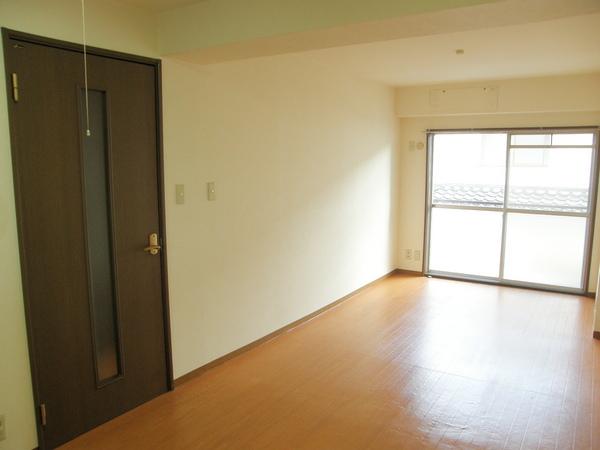 Living and room. Living with depth. Easy placement of furniture!