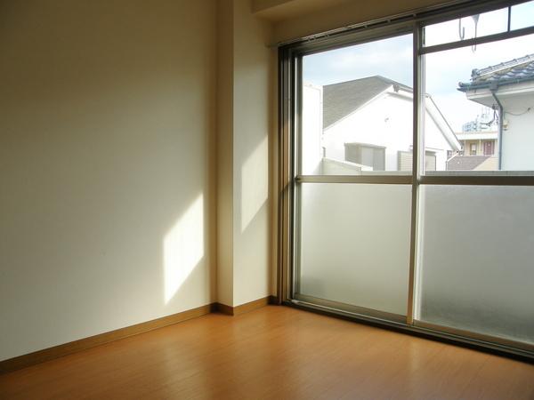 Other room space. Sunny Western-style!