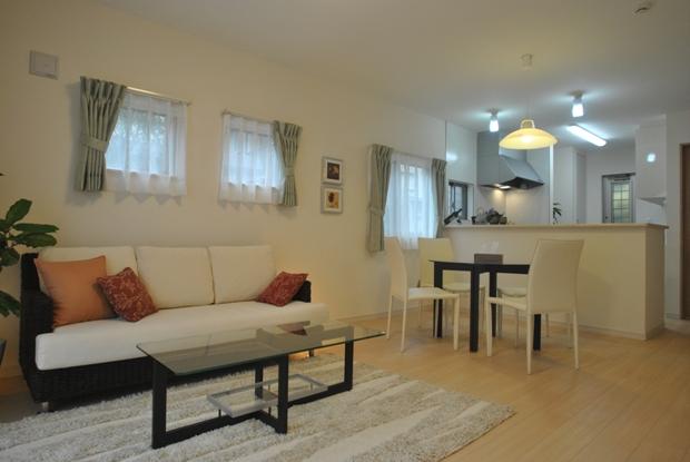 Living. 1 Building Living (May 2013 shooting) 1 Building which is now furnished sale. It might help to new life, Sofas and dining set, It is sold to put up such bets.