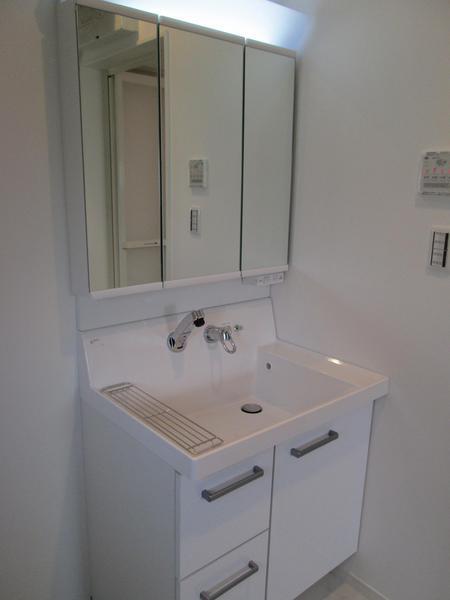 Wash basin, toilet. Interior