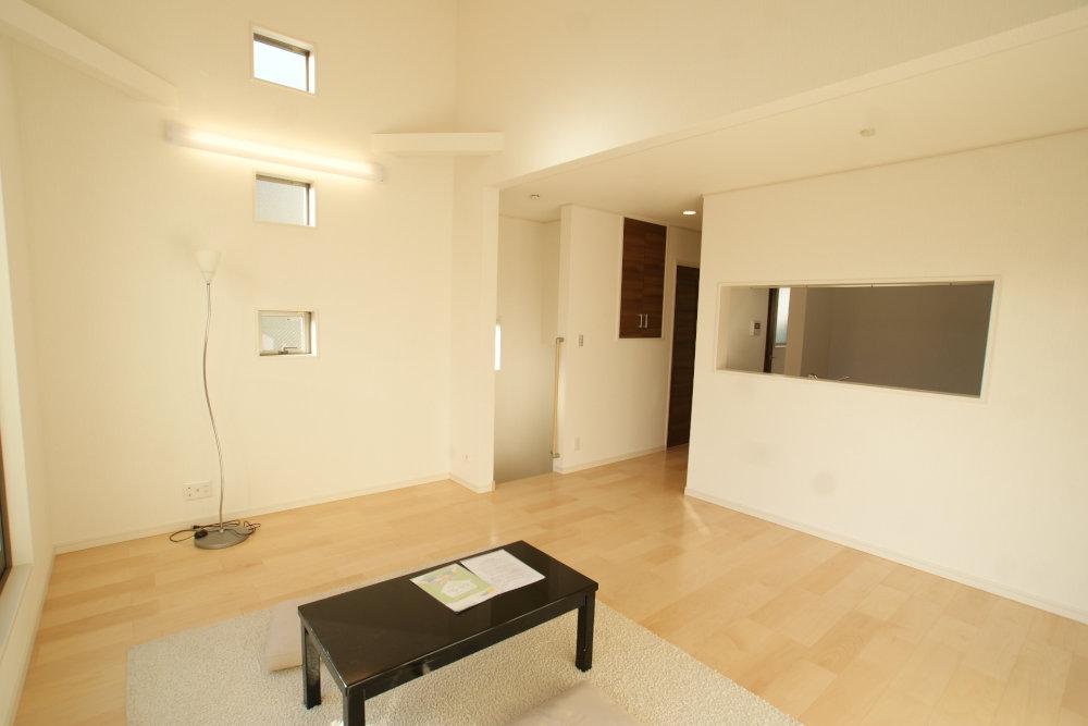 Same specifications photos (living). It will be the construction example of living. It has become the atrium ceiling. 