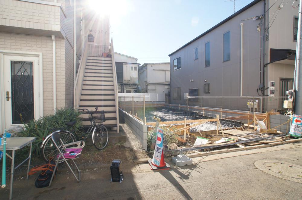 Local photos, including front road. Front road is less car street, Small children is also safe. 