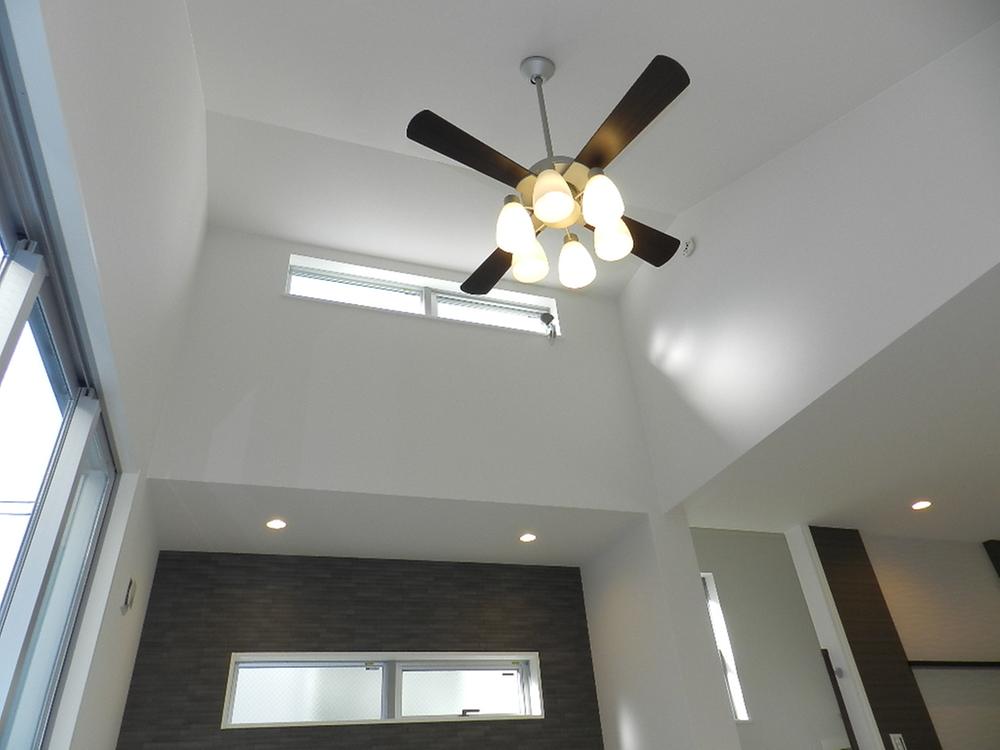Same specifications photos (Other introspection). Living, Standard equipped with lighting + ceiling fan with a gradient ceiling of about 3.8m. 
