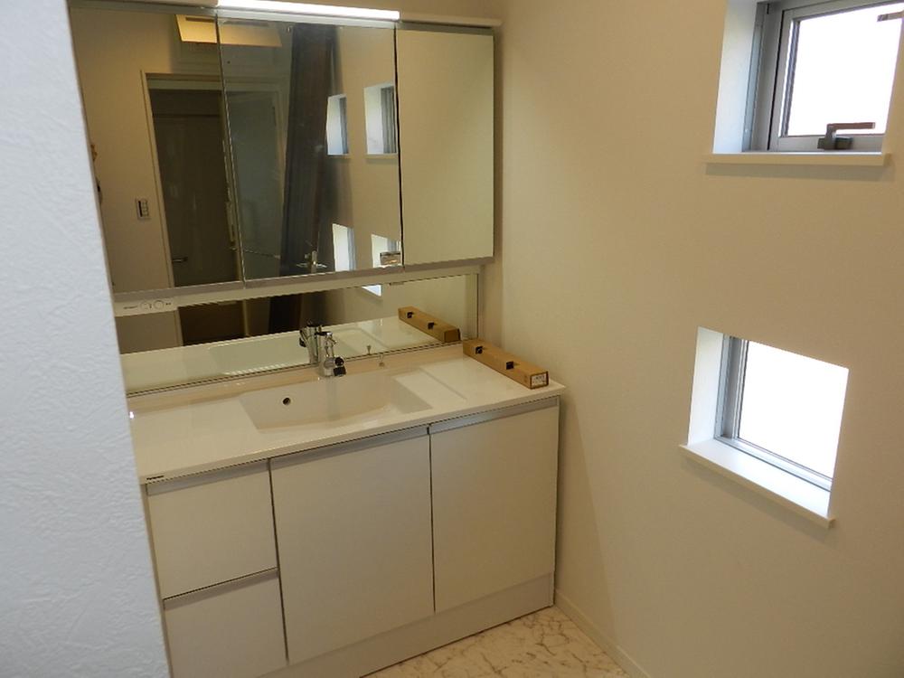 Wash basin, toilet. With wide size of the shower. Three-sided mirror + is a middle mirror type. 