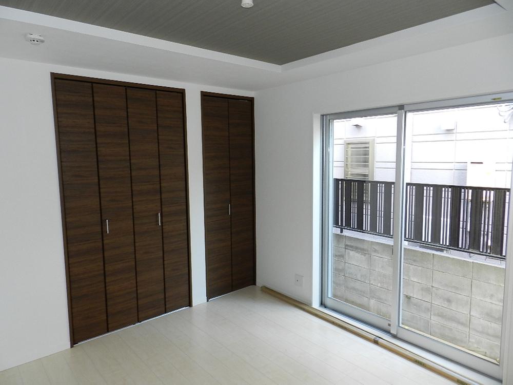 Non-living room. Ceiling to accent cross use up folding main bedroom. 