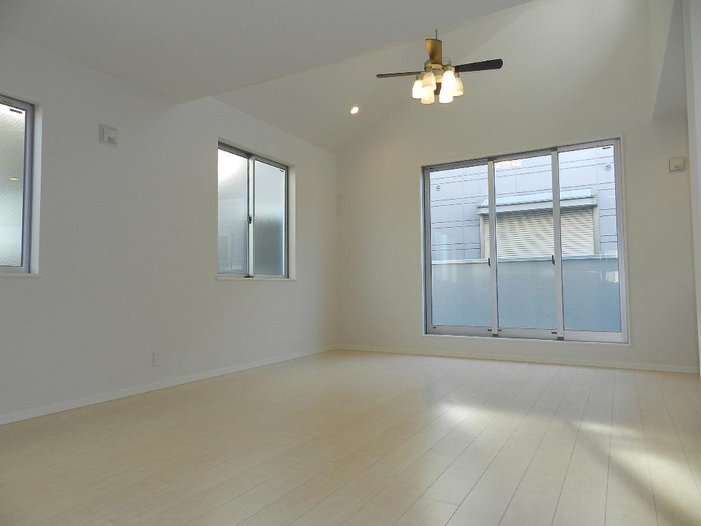 Living. A living-dining hot water floor heating