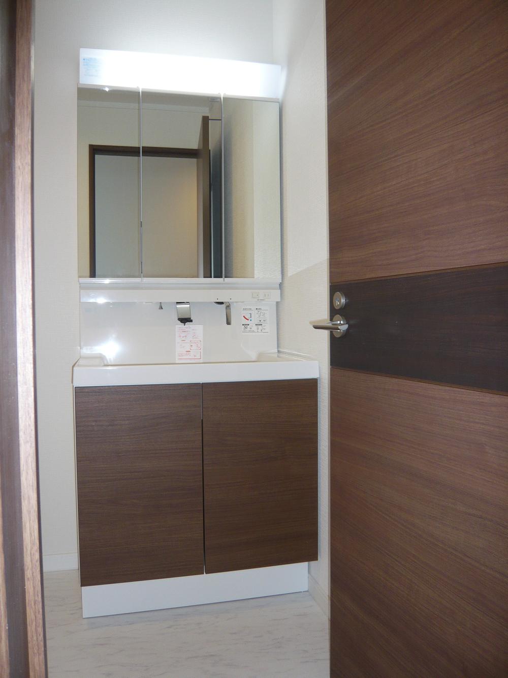 Wash basin, toilet. 1 Building room (October 28, 2013) Shooting