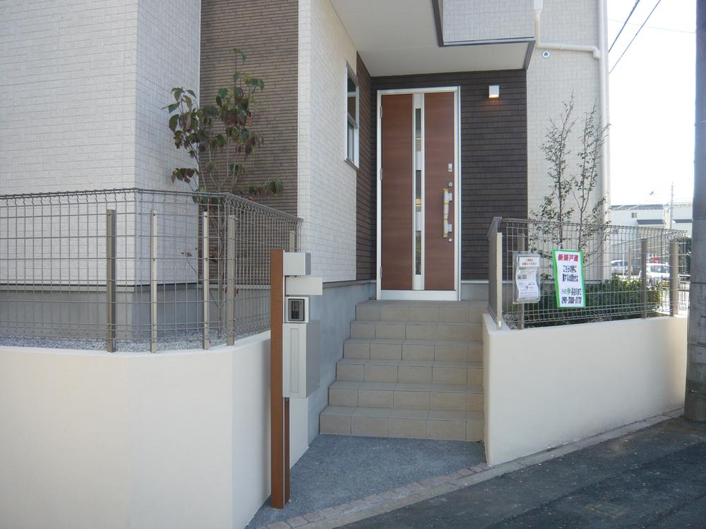 Local photos, including front road. Imposing completed ・ Local (November 8, 2013) Shooting