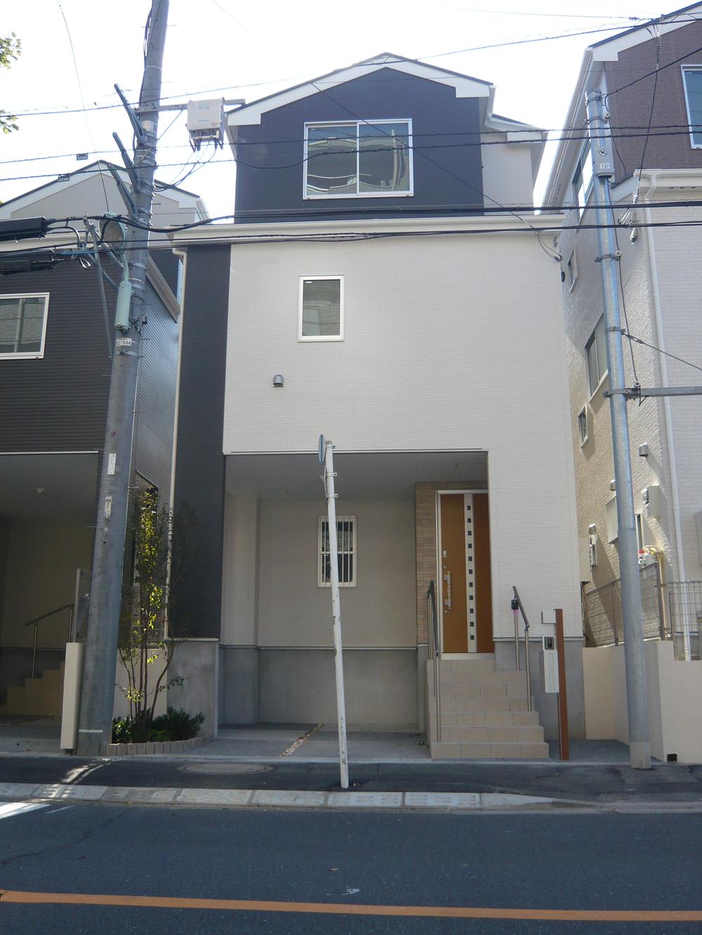 Local photos, including front road. Building 2 imposing complete ・ Local (November 8, 2013) Shooting