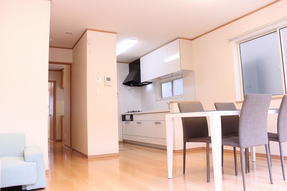 Living. Indoor (July 2013) shooting east ・ South ・ Bright living room with a window on the west side. 