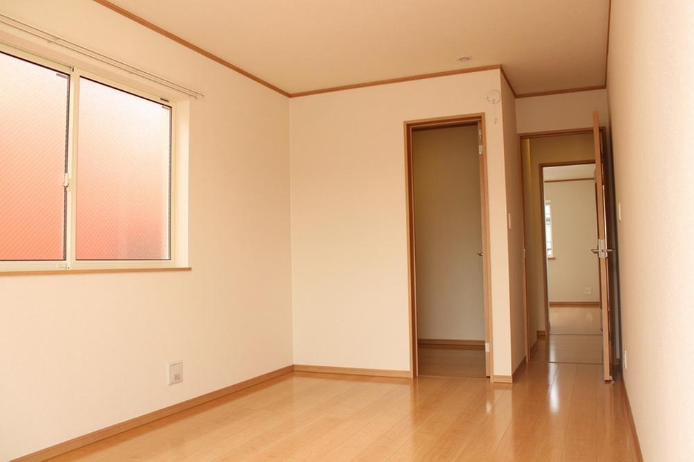 Non-living room. Indoor (July 2013) shooting Western All rooms free ring type. Which living room also has a window to the two sides is a bright room. 