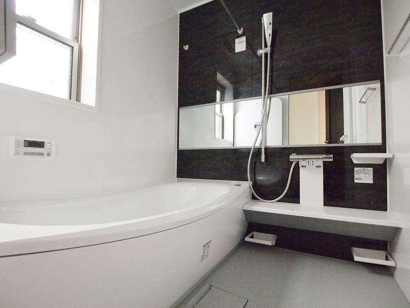 Bathroom. - Chic Bathroom -