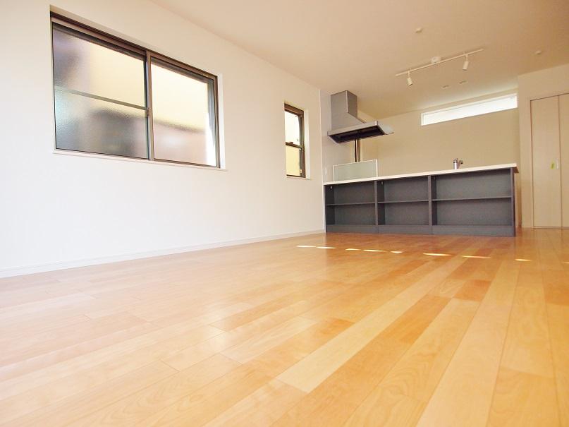 Living. - Gather the family LDK is a bright south-facing -