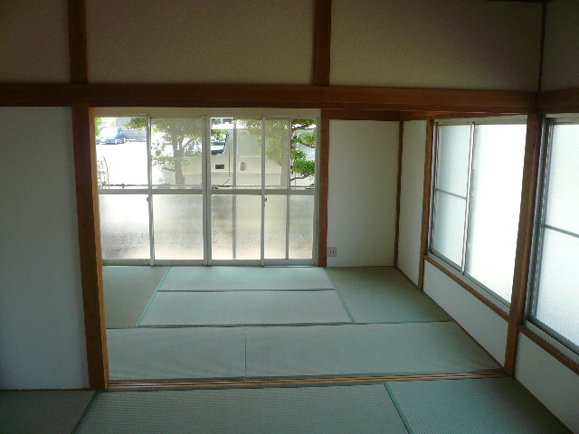 Living and room. Private garden on the south side, There is a window on the west side.