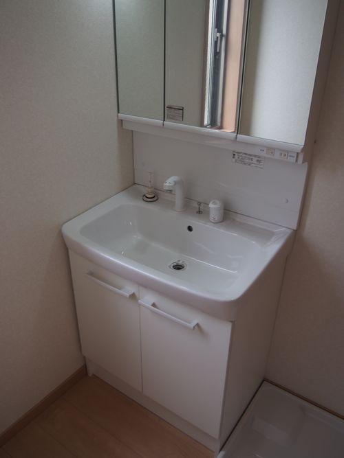 Wash basin, toilet. Indoor (10 May 2013) Shooting