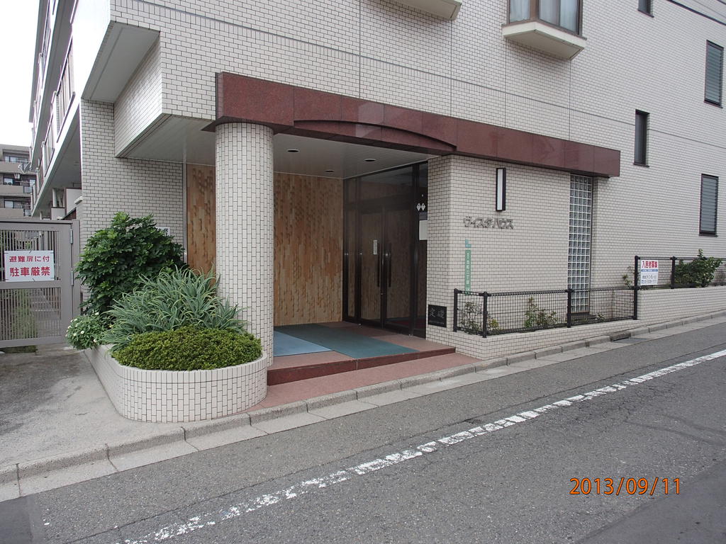 Building appearance. Entrance