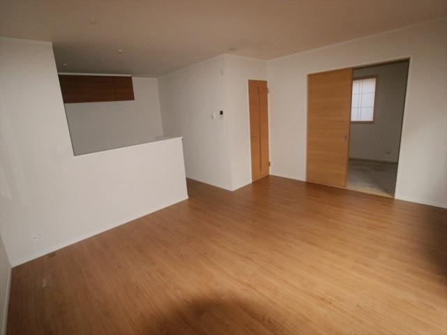 Same specifications photos (living). Bright sunshine is shine in LDK