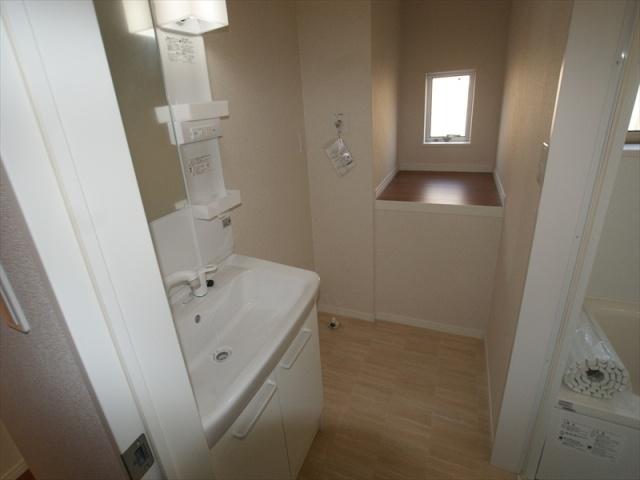 Same specifications photo (bathroom). Convenient shampoo basin with vanity