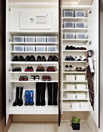 Receipt.  [Multi-entry cloak] "plenty ・ Neat ・ Entrance storage developed a universal "theme. Almost without changing the size of conventional storage, It was up to about 1.6 times the amount of storage of shoes by reviewing the design and layout.  ※ Our ratio  ※ If 120cm frontage standard specification of the (shoes plenty of type), About 1.6 times the storage number of shoes compared to the footwear put the standard specification of the conventional Daikyo (business shoes 26cm for men (compared in storage number of width 22cm)).