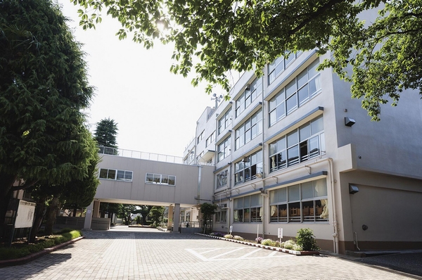Shakujii South Junior High School (740m / A 10-minute walk)