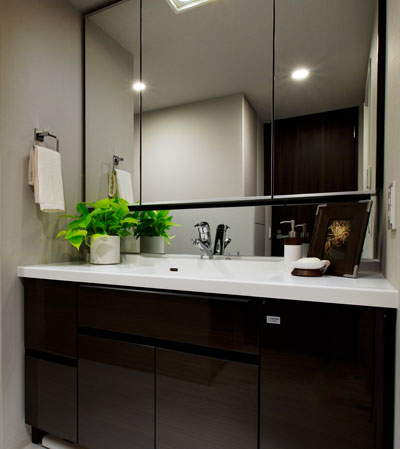 Bathing-wash room.  [Beautiful dresser] To reflect the opinions of our voice and professional hair make-up artist, Not only the space, Here we spend nor feeling your figure, To "clean", It is vanity. The vanity of the feet, We established the "health meter space" that utilize the dead space in the storage.