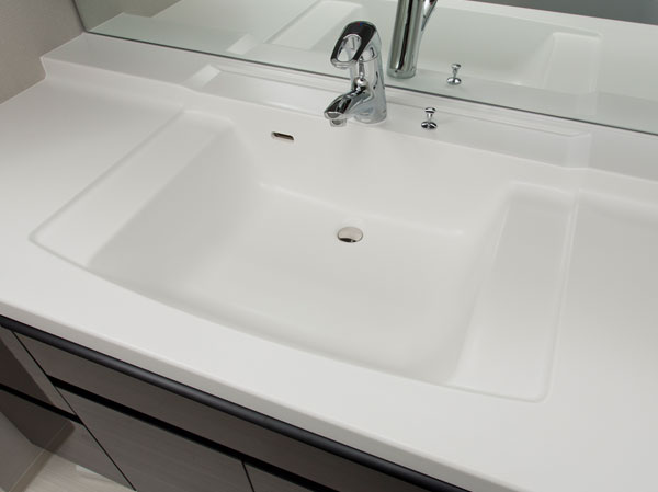 Bathing-wash room.  [Clean bowl] Your easy-care bowl-integrated counter was devising the shape of the bowl and the counter.