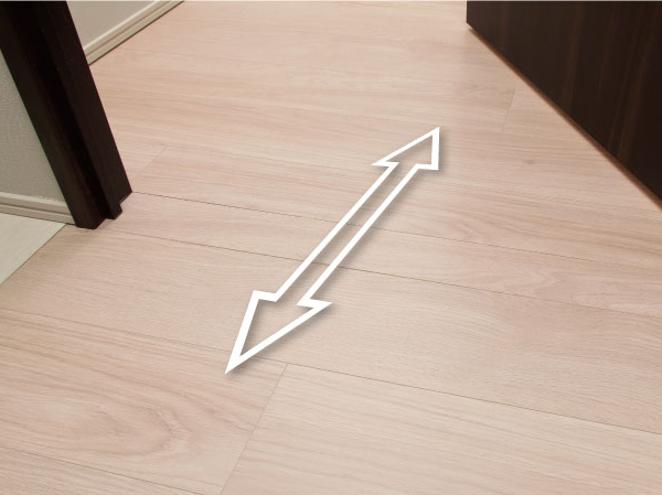 Other.  [Flat Floor] Each room, toilet, kitchen, Achieve at least the flat floor design the floor step of the wash room. Floor step in the dwelling unit is kept within 5mm, We are promoting a residence building that corresponds to the universal design.  ※ Entrance of Agarikamachi ・ Bathroom ・ Balcony except. (More than the published photograph of the model room L2 type)