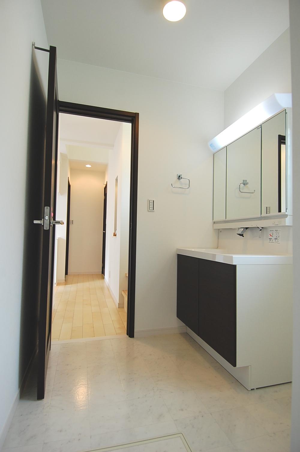 Wash basin, toilet. Vanity space (5 Building)