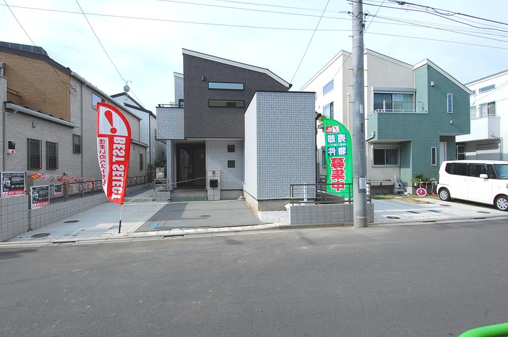 Local photos, including front road. Appearance (5 Building)