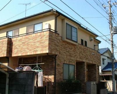 Building appearance. Nearby monthly parking