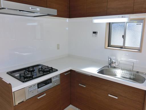 Kitchen. Cooking is easy to L-shaped counter. This is a system kitchen of artificial marble top with a water purifier that there is a window on the south side.
