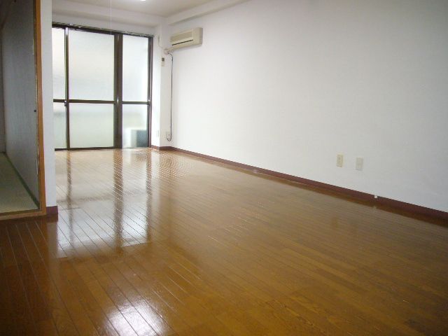Living and room. 12 tatami spacious living. Put a dining table.