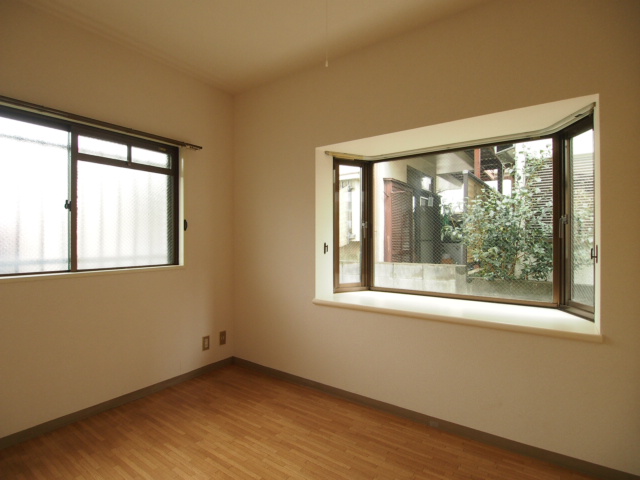 Other room space. Bay window is a nice bedroom. 