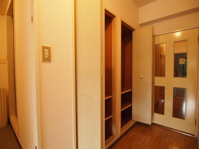 Receipt. It is a storage space of the corridor is happy