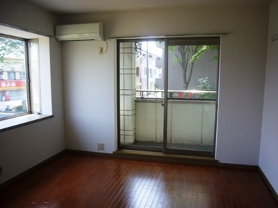 Living and room. Southeast angle room and two-sided lighting! Day is good.