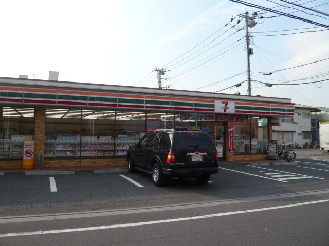 Convenience store. 300m to Seven-Eleven (convenience store)