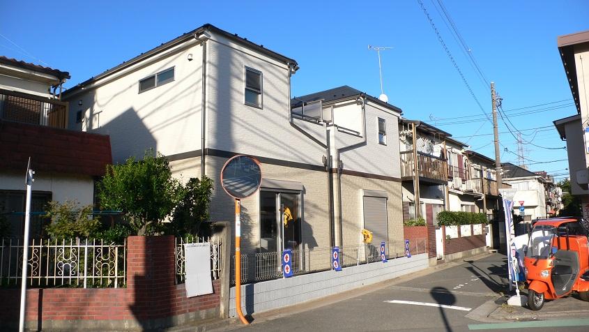 Local photos, including front road. Shooting from the local south (October 2013)