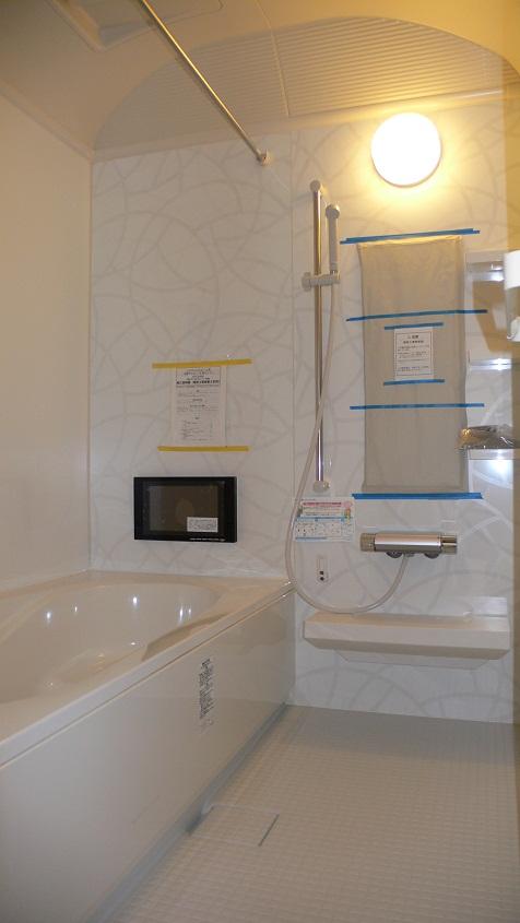 Bathroom. 1 square meters of the bathroom with a TV (October 2013) Shooting