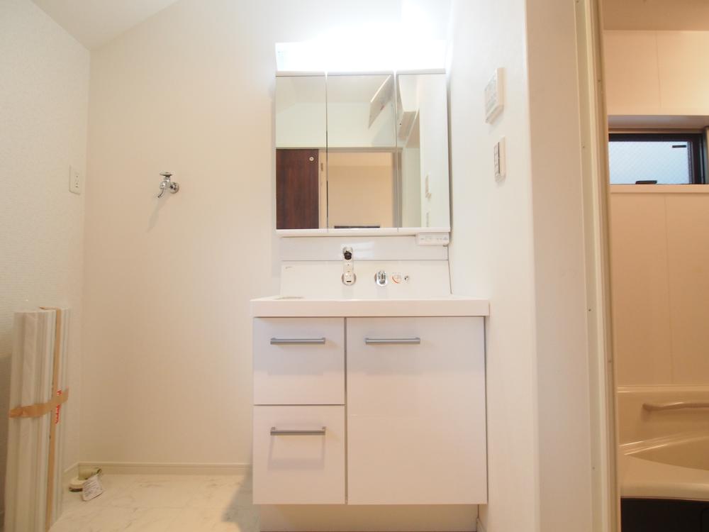 Wash basin, toilet. B Building wash basin (12 May 2013) Shooting