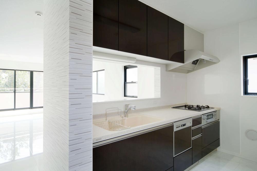 Same specifications photo (kitchen). Dishwasher, of course, Easy-to-use system kitchen storage even plenty. (Our example of construction)