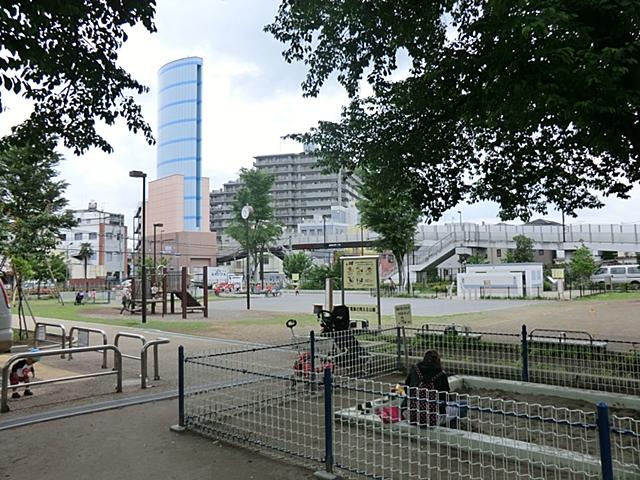 park. You can also walk with her whole family and pets to the holiday 450m up the hill park with a view of the train, Green is also a rich living environment.