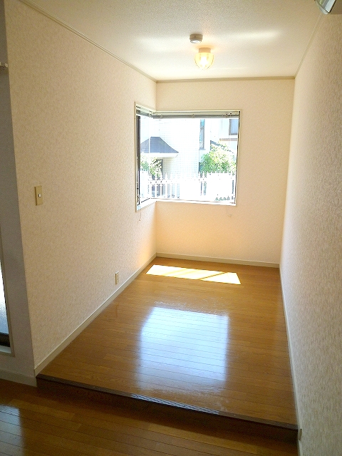 Other room space. 3 Pledge of Western-style also sunny