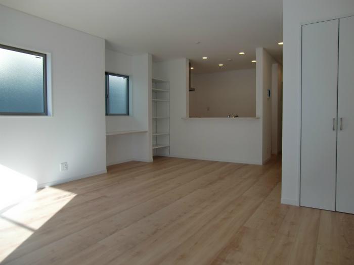 Living. The living were installed movable shelf. 