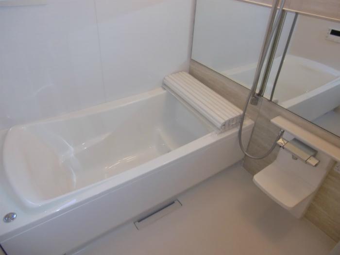 Bathroom. Spacious 1 tsubo UB